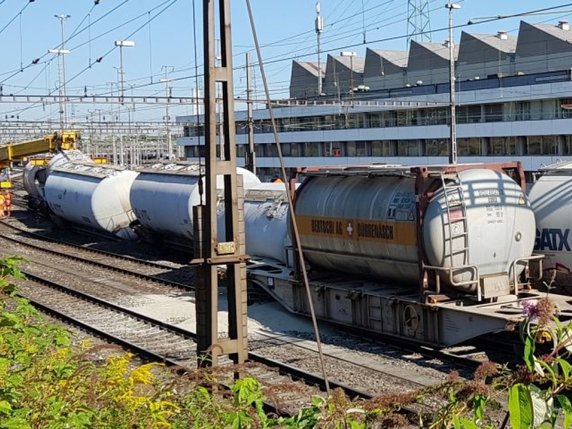 Un train chargé de ciment a déraillé dans la nuit de mercredi à jeudi dans la gare  de triage à Bâle. © zvg/CFF
