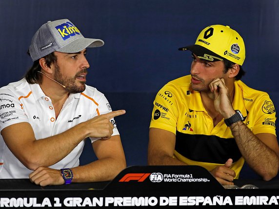 Carlos Sainz Jr, à droite, va remplacer Fernando Alonso, à gauche, chez McLaren dès la saison prochaine © KEYSTONE/EPA EFE/ALEJANDRO GARCIA