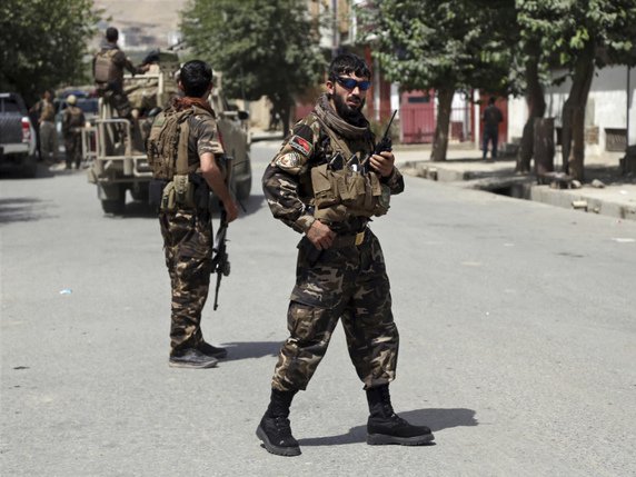 Les forces spéciales afghanes appuyées par des conseillers militaires de la force Soutien résolu de l'Otan ont mis fin au siège en abattant les deux assaillants. © KEYSTONE/AP/RAHMAT GUL