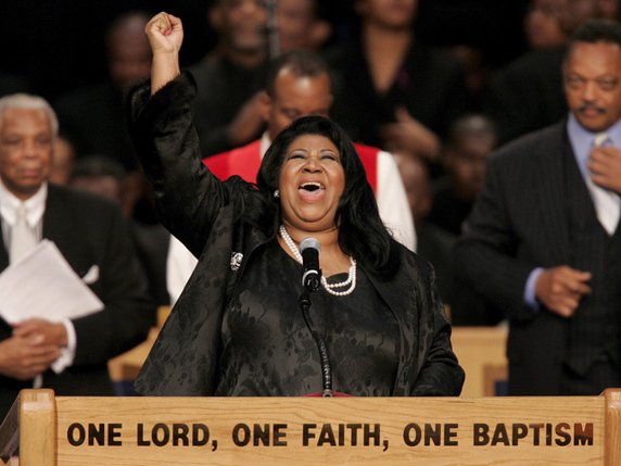 Fille de pasteur, Aretha Franklin a fait ses gammes en chantant du gospel à la New Bethel Baptist Church. Elle est devenue une combattante inlassable des causes du féminisme et des droits civiques (archives). © KEYSTONE/EPA/JEFF KOWALSKY