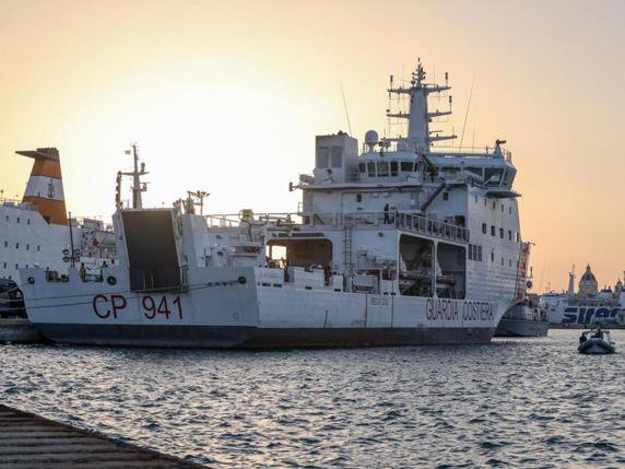 En juillet, 450 migrants étaient restés trois jours à bord du Diciotti, le même navire qui est intervenu cette nuit, jusqu'à ce que l'Italie accepte leur arrivée après avoir obtenu que d'autres Etats européens en accueillent une partie (archives). © KEYSTONE/AP ANSA/IGOR PETYX