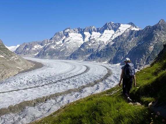 Des mesures peuvent encore faire la différence d'ici 2100 entre deux perspectives: plus du tout de glaciers en Suisse ou encore quelques-uns. Au maximum 30% du volume de glace présent dans le pays pourrait être préservé. © KEYSTONE/ANTHONY ANEX