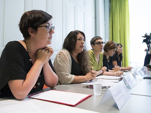 Cinq femmes socialistes ont présenté vendredi un plan pour mettre fin aux violences faites aux femmes. © KEYSTONE/PETER SCHNEIDER