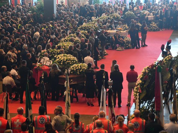 La moitié des familles des victimes ont choisi de ne pas participer à ces funérailles, en pointant la responsabilité de l'Etat dans le drame. © KEYSTONE/EPA ANSA/LUCA ZENNARO