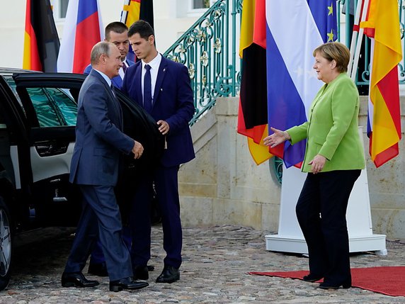 Angela Merkel a accueilli Vladimir Poutine au château de Meseberg. Elle a averti vendredi qu'"aucun résultat particulier" n'était à attendre de cette entrevue. © KEYSTONE/EPA/ALEXANDER BECHER