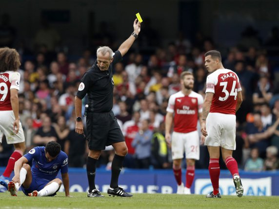 Granit Xhaka (no 34) averti par Martin Atkinson lors d'un samedi bien sombre pour lui. © KEYSTONE/AP/ALASTAIR GRANT