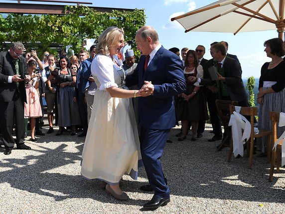 Vladimir Poutine a dansé avec la mariée, la ministre autrichienne des affaires étrangères Karin Kneissl. © KEYSTONE/EPA APA POOL/ROLAND SCHLAGER / POOL