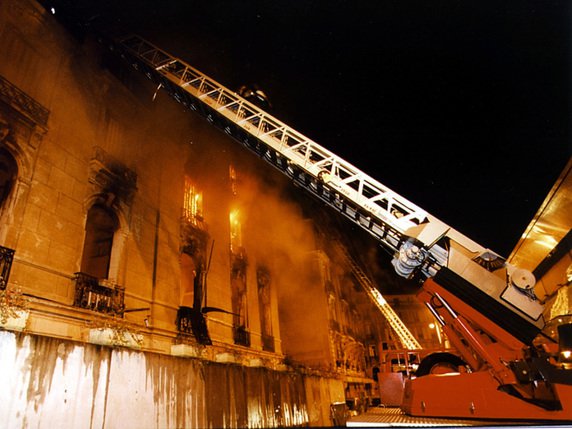 L'incendie a nécessité l'intervention d'une centaine de pompiers (image d'illustration). © KEYSTONE/SAPEURS-POMPIERS DE PARIS