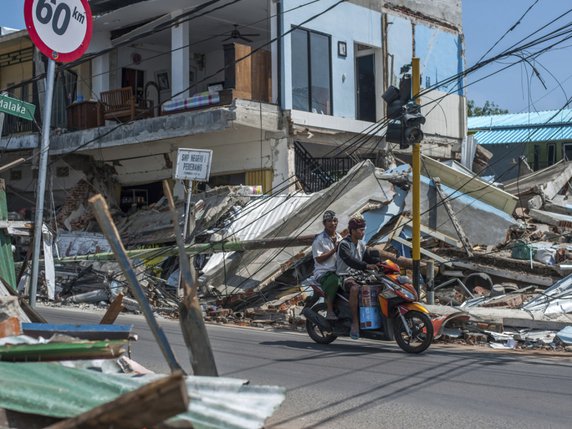 L'île de Lombok, dans le sud de l'Indonésie, a déjà été dévastée par deux puissants séismes les 29 juillet et 5 août, qui ont fait près de 500 morts. Les dégâts matériels sont importants: des centaines de milliers de personnes sont actuellement sans abri. © KEYSTONE/AP/FAUZY CHANIAGO