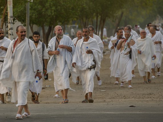 Les pèlerins musulmans marchaient tôt lundi matin en direction du Mont Arafat, en Arabie saoudite. © KEYSTONE/AP/DAR YASIN
