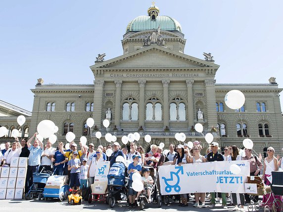 L'initiative "Pour un congé de paternité raisonnable - en faveur de toute la famille" exige un congé de 20 jours pour le père pouvant être pris de manière flexible dans l'année qui suit la naissance de l'enfant (archives). © KEYSTONE/THOMAS DELLEY