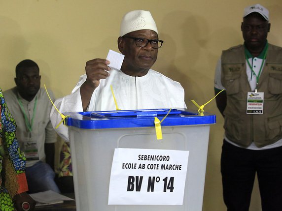 Pour son second mandat, Ibrahim Boubacar Keïta aura en priorité la lourde tâche de relancer l'accord de paix conclu en 2015 avec l'ex-rébellion à dominante touareg. © KEYSTONE/EPA/LEGNAN KOULA