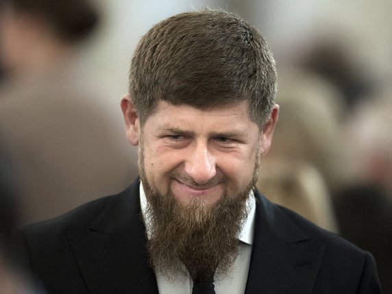 Le dirigeant tchétchène Ramzan Kadyrov a dit n'avoir "aucun doute" sur le fait que "le groupe de jeunes gens" à l'origine des attaques a agi après avoir subi l'influence de l'EI sur les réseaux sociaux (archives). © KEYSTONE/AP/PAVEL GOLOVKIN