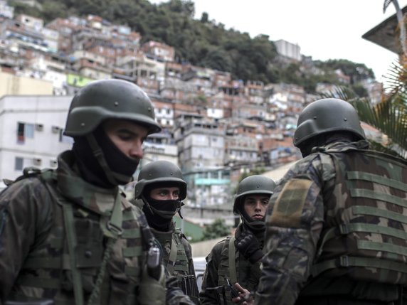 Quelque 4200 soldats, soutenus par des véhicules blindés et des avions, ont pénétré dans les complexes de favelas à Rio de Janeiro (archives). © KEYSTONE/EPA EFE/ANTONIO LACERDA