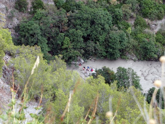Vingt-trois personnes ont pu être secourues après la crue soudaine du Raganello, un torrent du parc national du Pollino en Calabre, dans le sud de l'Italie. © KEYSTONE/EPA ANSA/FRANCESCO CAPITANEO