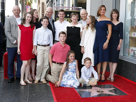 Jennifer Garner, 46 ans, était entourée sur le célèbre Walkf of Fame de ses parents, de ses soeurs et des trois enfants qu'elle a eus avec une autre star d'Hollywood, Ben Affleck, dont elle est séparée. © KEYSTONE/EPA/MIKE NELSON