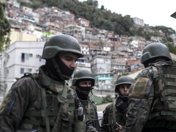 Quelque 4200 soldats, soutenus par des véhicules blindés et des avions, ont pénétré dans le complexe de favelas, des zones d'habitat très défavorisées contrôlées par des trafiquants de drogue lourdement armés (archives). © KEYSTONE/EPA EFE/ANTONIO LACERDA