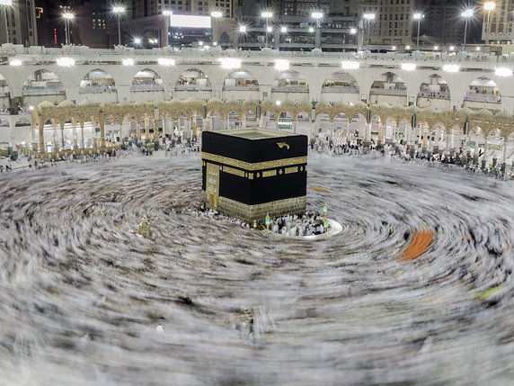 Une fois le rituel de la lapidation réalisé, les fidèles se rendent à La Mecque pour tourner autour de la Kaaba, construction cubique au centre de la Grande mosquée. © KEYSTONE/EPA/SEDAT SUNA