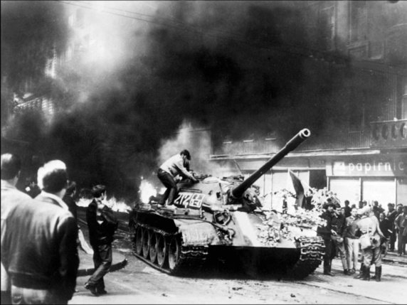 Dans la nuit du 20 au 21 août 1968, une trentaine de divisions soviétiques, soutenues par des unités bulgares, hongroises, polonaises et est-allemandes, ont mis brutalement fin au Printemps de Prague (archives). © KEYSTONE/EPA/STR