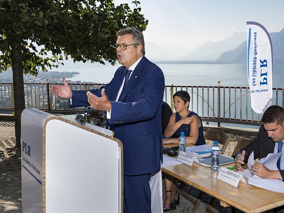 Marc-Olivier Buffat, président du PLR Vaud, lors d'une conférence de presse mardi à Chardonne. © KEYSTONE/JEAN-CHRISTOPHE BOTT