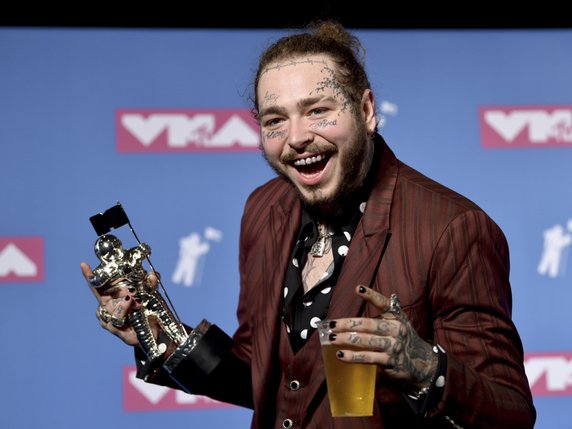 Post Malone a remporté lundi le MTW Awards de la meilleure chanson de l'année pour "Rockstar" (archives). © KEYSTONE/AP Invision/EVAN AGOSTINI