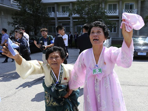 Beaucoup de participants ont éclaté en sanglots lors des adieux. © KEYSTONE/AP KOREA POOL