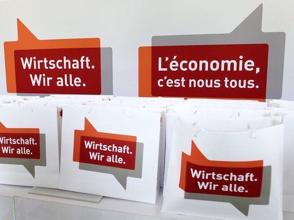Confiant dans les perspectives économiques de la Suisse, le lobby des patrons anticipe une embellie sur le front de l'emploi également. (archives) © KEYSTONE/MARTIAL TREZZINI