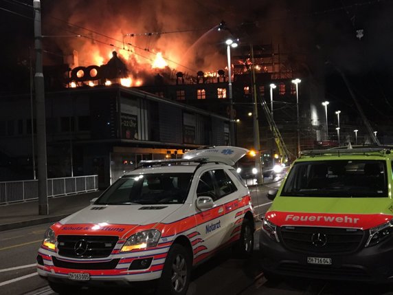 Le feu s'est déclaré dans un bâtiment proche de la gare de Zurich. © Schutz & Rettung Zürich