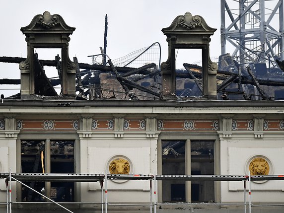 Le bâtiment a été en grande partie endommagé par le feu. Il risque de s'effondrer. © KEYSTONE/WALTER BIERI