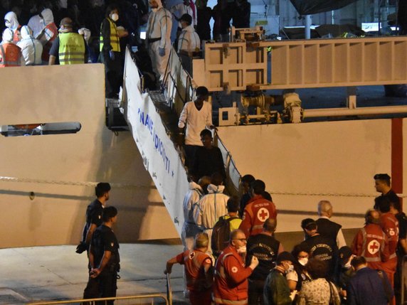 Les 150 migrants restés bloqués pendant des jours sur le navire des gardes-côtes italiens Diciotti ont finalement débarqué dans la nuit de samedi à dimanche. © KEYSTONE/EPA ANSA/ORIETTA SCARDINO