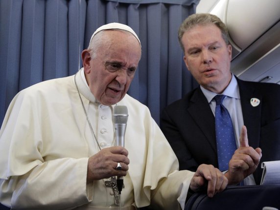 Le pape François et son porte-parole Greg Burke lors de la conférence de presse donnée dans l'avion qui le ramenait d'Irlande à Rome. © KEYSTONE/EPA AP POOL/GREGORIO BORGIA / POOL