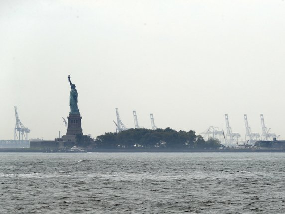 Plus de trois mille visiteurs ont été évacués lundi de l'île où s'élève la statue de la Liberté à New York. © KEYSTONE/EPA/JASON SZENES