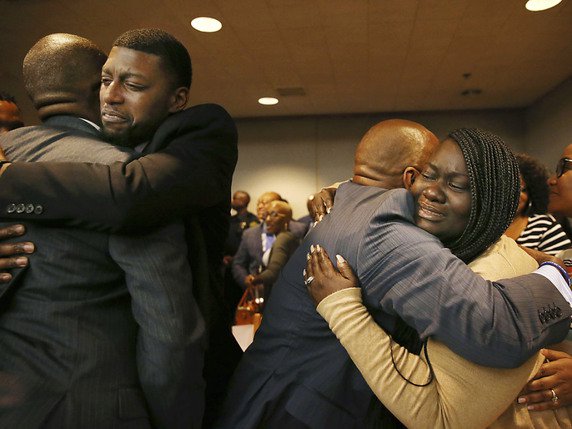 Les parents de la victime âgée de 15 ans Jordan Edwards réagissent à l'annonce du verdict. © KEYSTONE/AP Pool, The Dallas Morning News/ROSE BACA