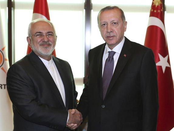 Le ministre iranien des Affaires étrangères Mohammad Javad Zarif (à gauche) a rencontré mercredi le président turc Recep Tayyip Erdogan lors d'un déplacement surprise à Ankara. © KEYSTONE/AP Presidency Press Service