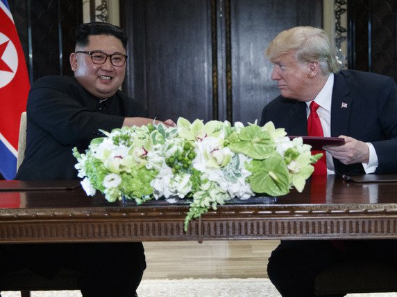 Selon le média américain en ligne Vox, Donald Trump a promis oralement à Kim Jong-un, lors du huis clos de Singapour, de signer une déclaration mettant fin à la guerre de Corée rapidement après ce sommet, et les Nord-Coréens se sentent maintenant floués (archives). © KEYSTONE/AP/EVAN VUCCI