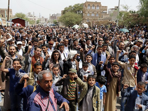 Des partisans des rebelles Houthis lors d'une cérémonie religieuse à Sana. © KEYSTONE/EPA/YAHYA ARHAB
