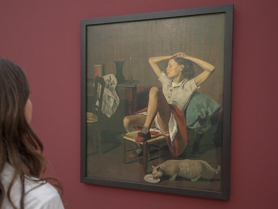 Exposée elle aussi à la Fondation Beyeler, à Riehen (BS), la toile "Thérèse rêvant" (1938) a provoqué un scandale l'an dernier au Metropolitan Museum of Art à New York. Une pétition avait été lancée, sans succès, pour exiger son décrochage en raison des connotations érotiques de l'image. © KEYSTONE/PATRICK STRAUB