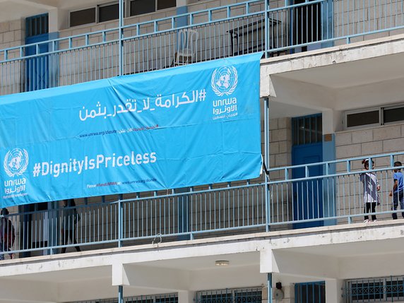 L'UNRWA aide plus de trois millions de Palestiniens sur les cinq millions enregistrés comme réfugiés - notamment à travers ses écoles et ses centres de santé, dans les territoires palestiniens mais aussi au Liban, en Jordanie et en Syrie. © KEYSTONE/EPA/ALAA BADARNEH