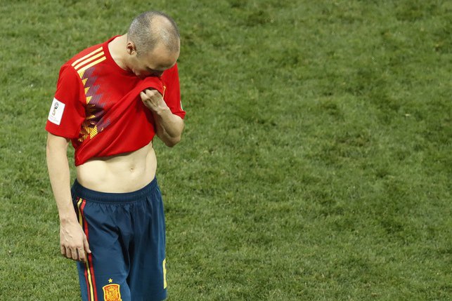 La fin d'une ère glorieuse pour l'Espagne: après Xavi, c'est au tour d'Iniesta de quitter la scène internationale. A 34 ans et même s'il a tout gagné, il se retire en larmes. © Keystone