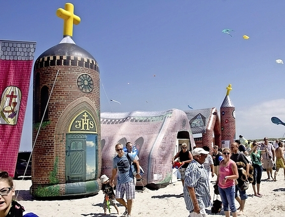 Eglise gonflable à la plage