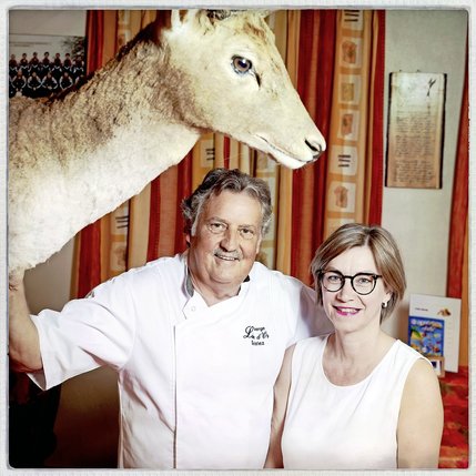 Norbert et Sylviane Brodard se complètent à merveille à l’enseigne du Lion-d’Or. Fermé pour cause de vacances, leur restaurant va rouvrir le 22 août.  © Charly Rappo