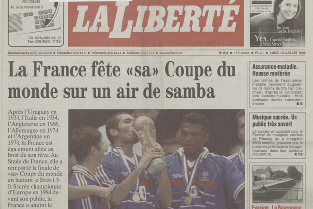 12 juillet 1998: Zidane embrasse le trophée après avoir marqué deux fois en finale contre le Brésil (3-0). © LIB