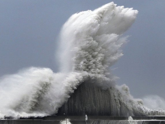 Le typhon Jebi a frappé le port d'Aki avec des rafales de vent atteignant 220 km/h. © KEYSTONE/AP Kyodo News/ICHIRO SAKANO