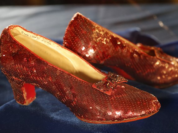 La police promettait une récompense d'un million de dollars pour retrouver les chaussures portées par Judy Garland en 1939 dans le film "Le Magicien d'Oz". © KEYSTONE/AP Star Tribune/RICHARD TSONG-TAATARII