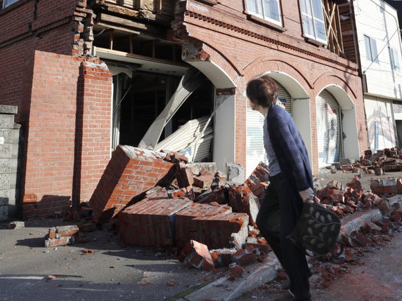 Plusieurs bâtiments ont été endommagés par le tremblement de terre, notamment à Abira. © KEYSTONE/AP Kyodo News/MASANORI TAKEI