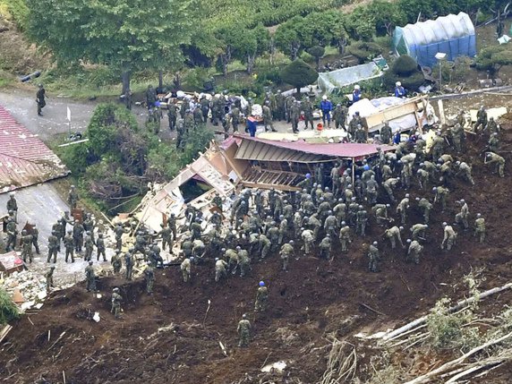 Environ 22'000 hommes ont été mobilisés pour participer aux opérations de recherche et venir en aide aux sinistrés. © KEYSTONE/AP Kyodo News/TSUYOSHI UEDA