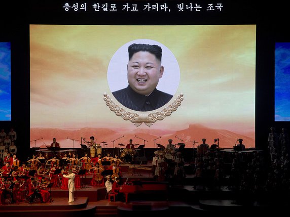 Les célébrations du 70e anniversaire de la Corée du Nord ont commencé samedi soir à Pyongyang avec un concert donné par trois des principaux ensemble du pays communiste. © KEYSTONE/AP/NG HAN GUAN