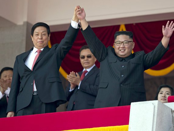 Le numéro trois chinois, Li Zhanshu, à gauche sur l'image, a participé aux célébrations du 70e anniversaire de la Corée du Nord au côté de Kim Jong-un. © KEYSTONE/AP/NG HAN GUAN