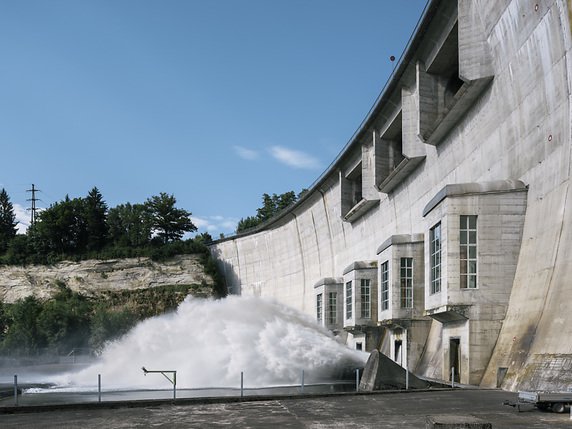 Le barrage de Schiffenen a vu sa production reculer en raison des problèmes d'oxygène dans le lac éponyme (archives). © KEYSTONE/CHRISTIAN BEUTLER