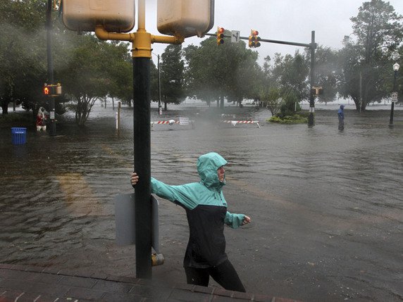 A New Bern en Caroline du Nord, les routes étaient déjà inondées jeudi. © KEYSTONE/AP Sun Journal/GRAY WHITLEY